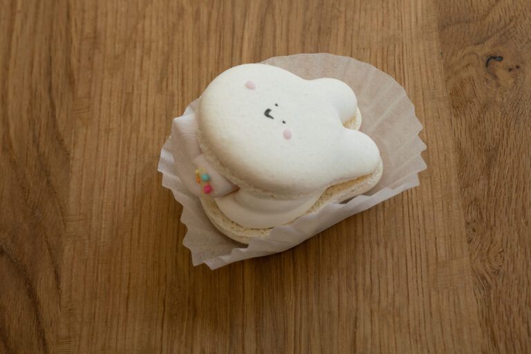 OVER MACARON